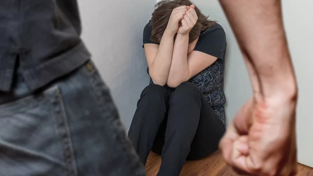 Mulher retira medida protetiva por acreditar na mudança do marido e acaba espancada