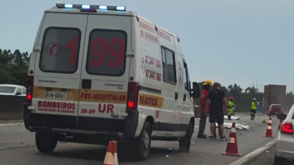 Acidente entre moto e bicicleta deixa dois mortos na BR-101