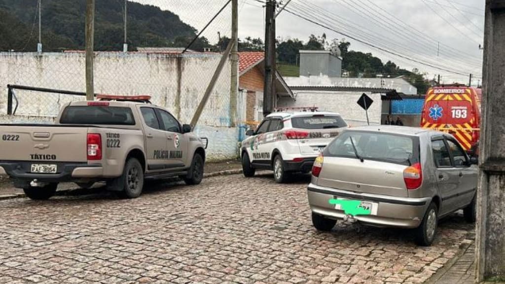 Jovem é encontrado morto com tiro na cabeça dentro de carro