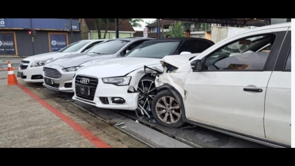 Carro invade concessionária após acidente e criança fica com traumatismo craniano