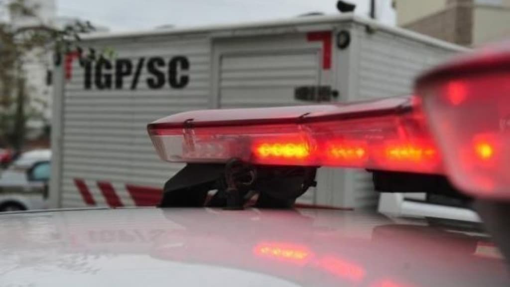 Homem morre atropelado por caminhão na BR-101