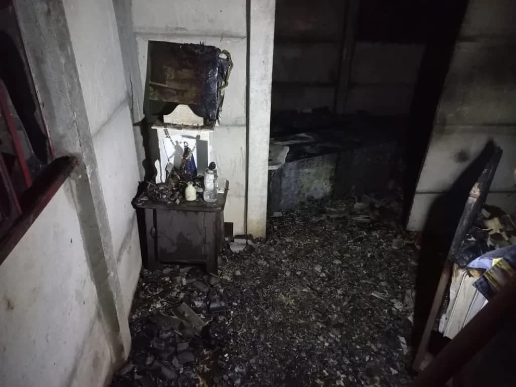 Imagem de Nossa Senhora Aparecida e terço ficam intactos após casa pegar fogo