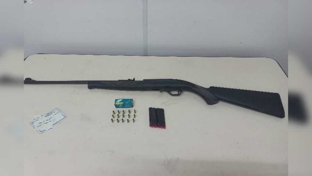 Homem é preso ao atirar com rifle em vizinhos que queimavam lixo