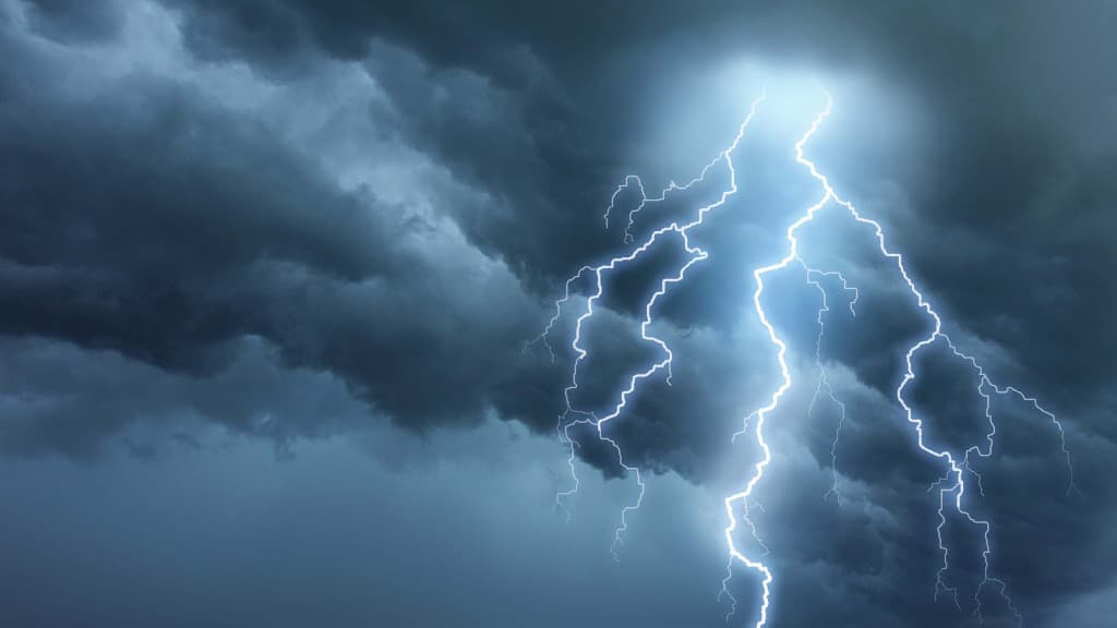 SC tem alerta para temporais com chuva intensa e granizo neste domingo