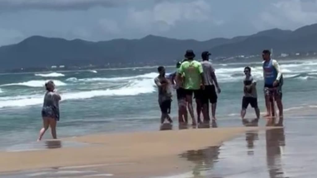 Disputa por espaço em praia de Florianópolis acaba em pancadaria entre ambulantes
