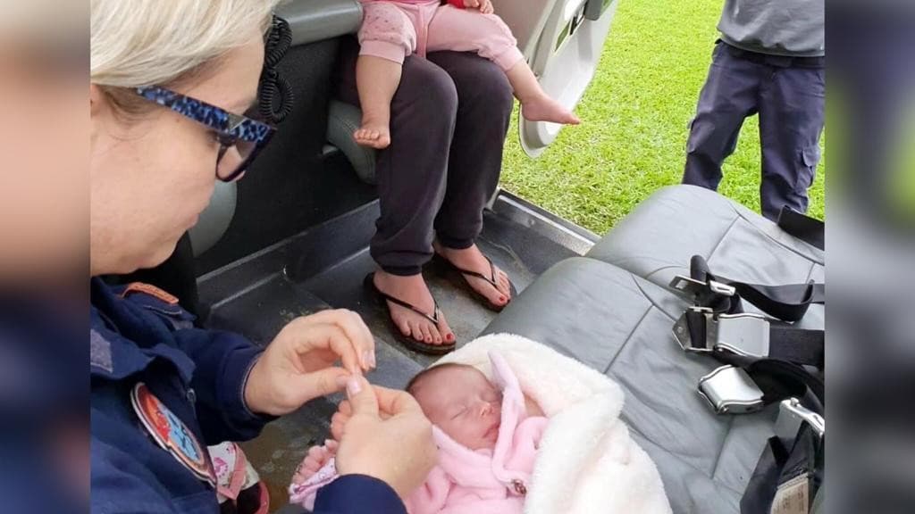 Bebê prematuro recebe alta e é transportado de volta para casa no Alto Vale pela PRF