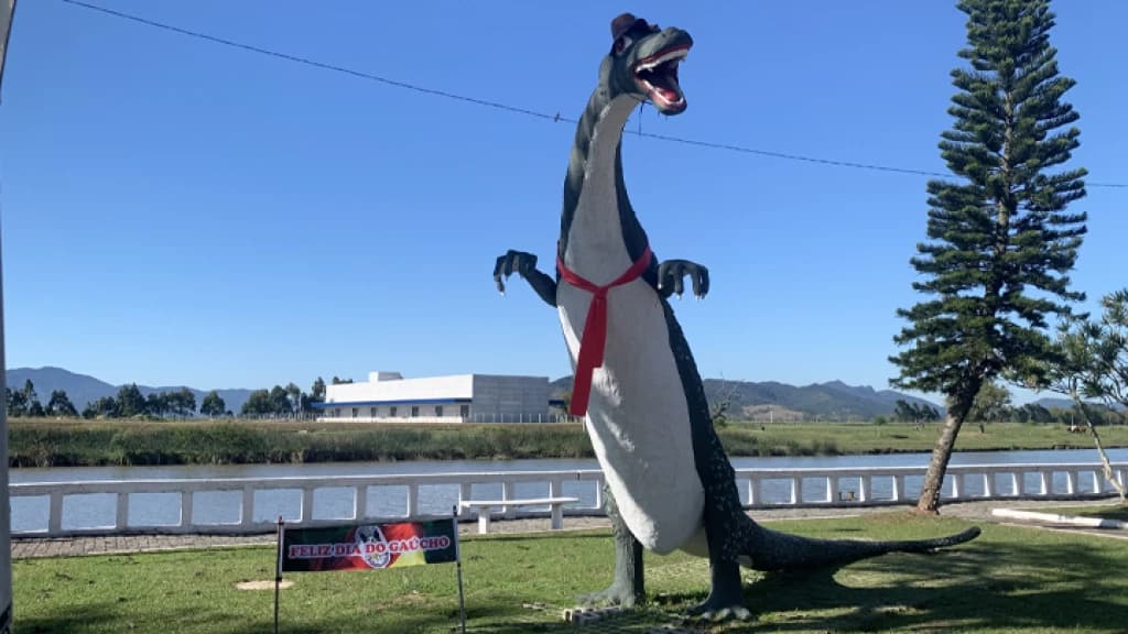 Dino o mascote de Tijucas ganha lenço vermelho de Maragato