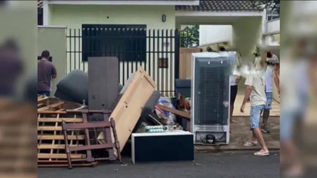 Família vê casa vazia, invade e decide morar no imóvel, no Paraná