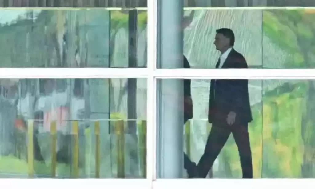 Presidente Jair Bolsonaro completa 40 horas sem se pronunciar