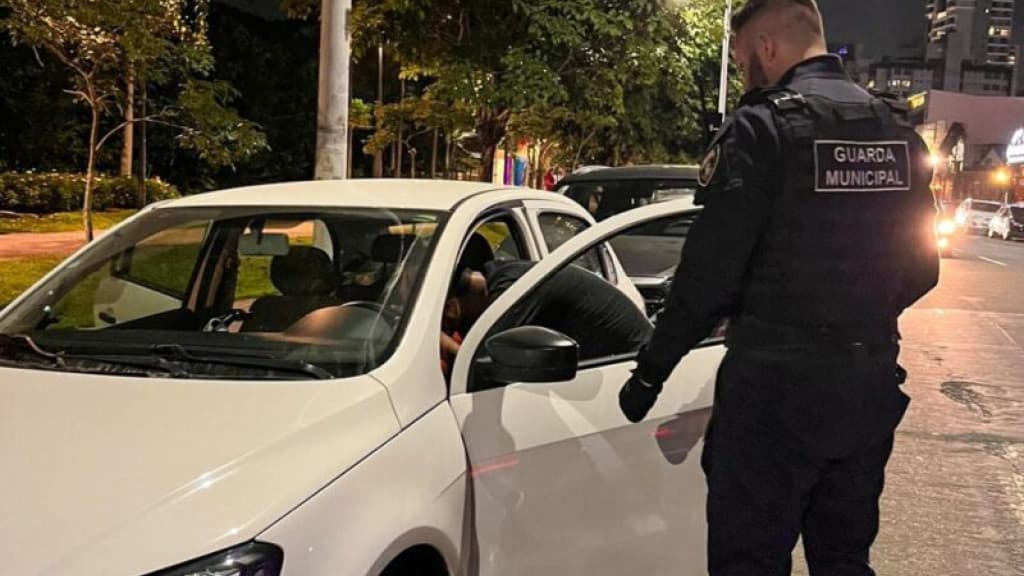 Guarda Municipal salva bebê após ficar preso dentro de veículo em Itajaí