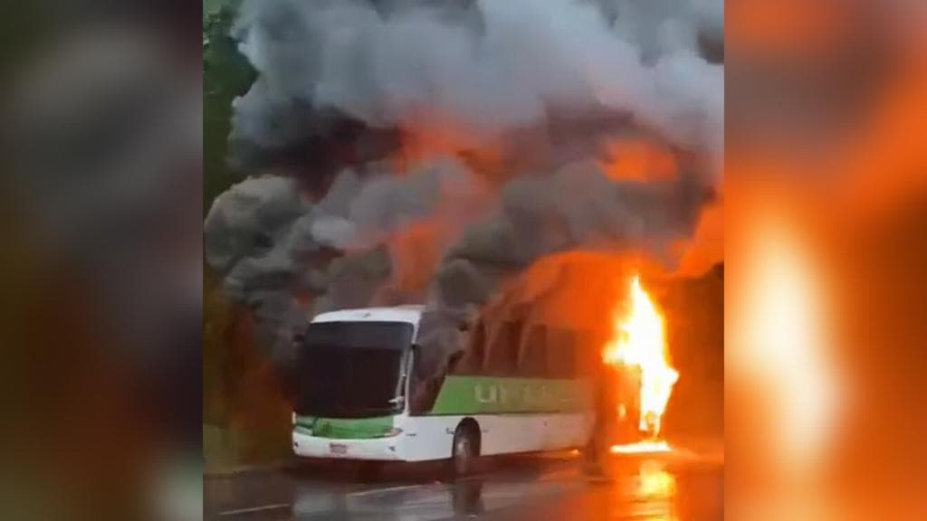 Ônibus fretado por mineradora pega fogo com quatro trabalhadores a bordo em SC
