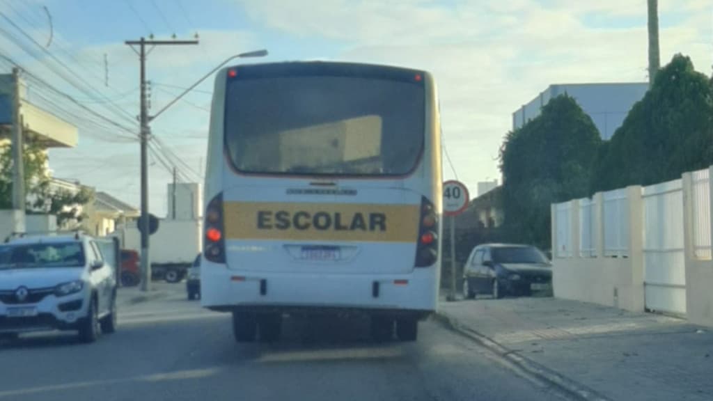 TIJUCAS: Crianças são retiradas de ônibus com motorista bêbado