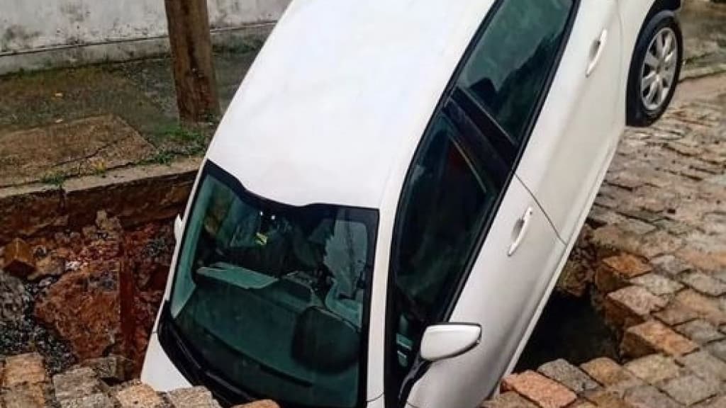 Chuvas em SC: buraco se abre e “engole carro”