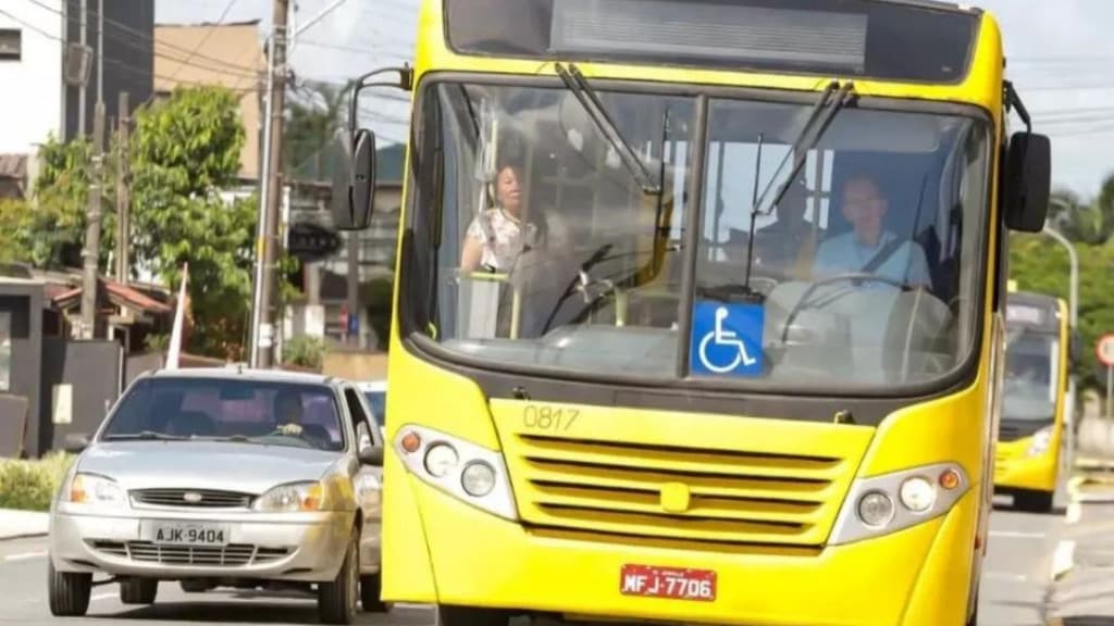 Homem se masturba em ônibus e pergunta se vítima estava “gostando”