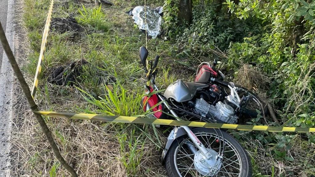 Jovem motociclista morre após bater moto contra árvore