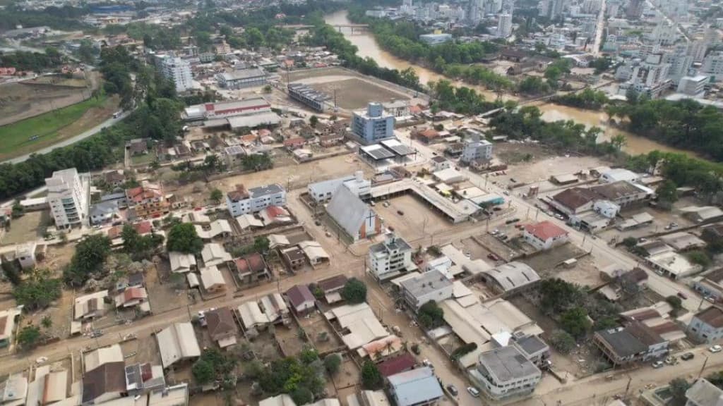 Lula manda comitiva para Santa Catarina após série histórica de enchentes