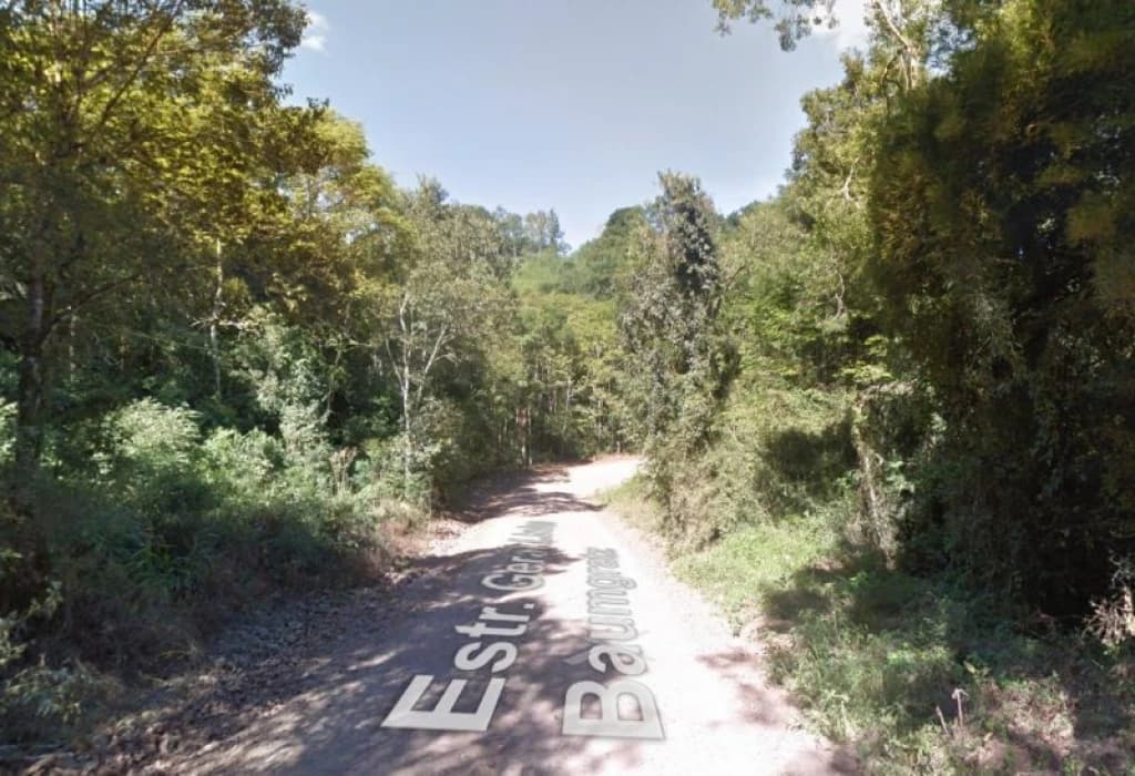 Homem é encontrado acorrentado e desorientado em estrada de terra