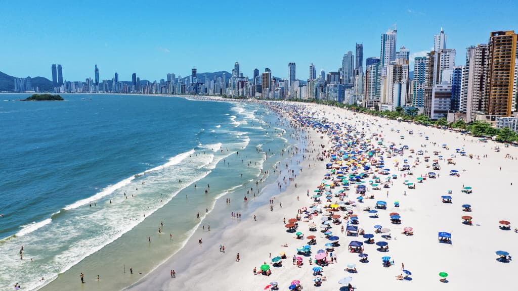 Praia de Balneário Camboriú está 100% imprópria para banho após alargamento