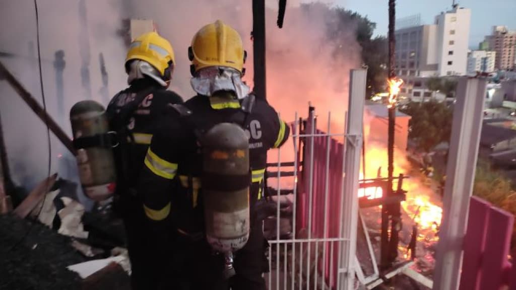 Mulher morre carbonizada durante incêndio em residências de Itajaí