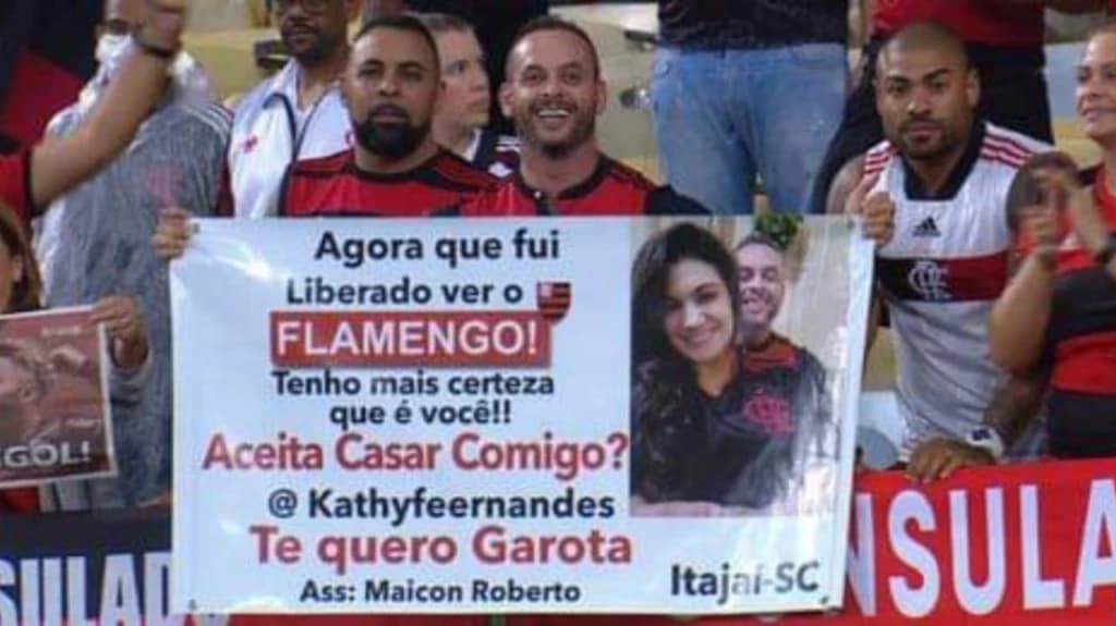Morador de Itajaí faz pedido de casamento durante o jogo do Flamengo