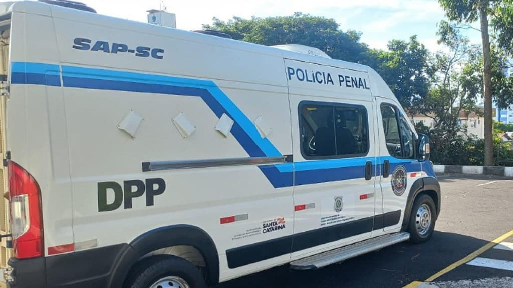Mãe é flagrada levando drogas para filho preso em SC