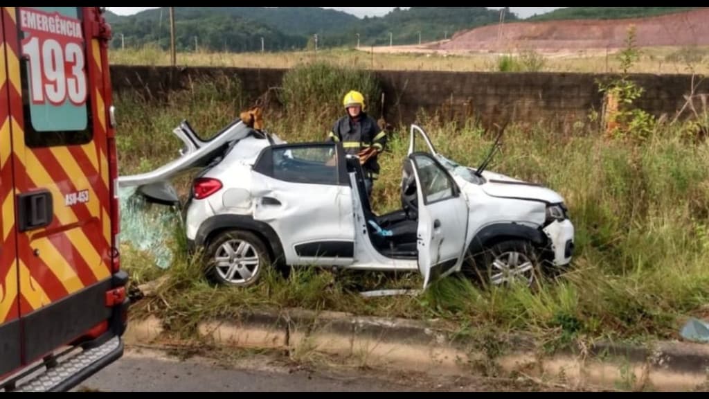 Vítima fica presa às ferragens durante grave acidente de trânsito em Itajaí
