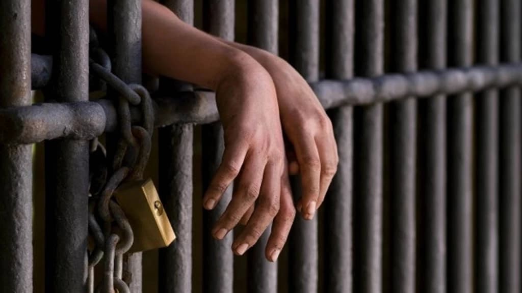 Homem é condenado a 27 anos de prisão por estuprar a filha durante 4 anos em SC