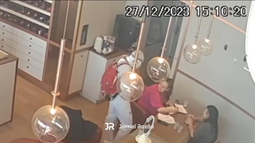 Ladrão invade relojoaria com faca e ameaça trabalhadoras durante assalto