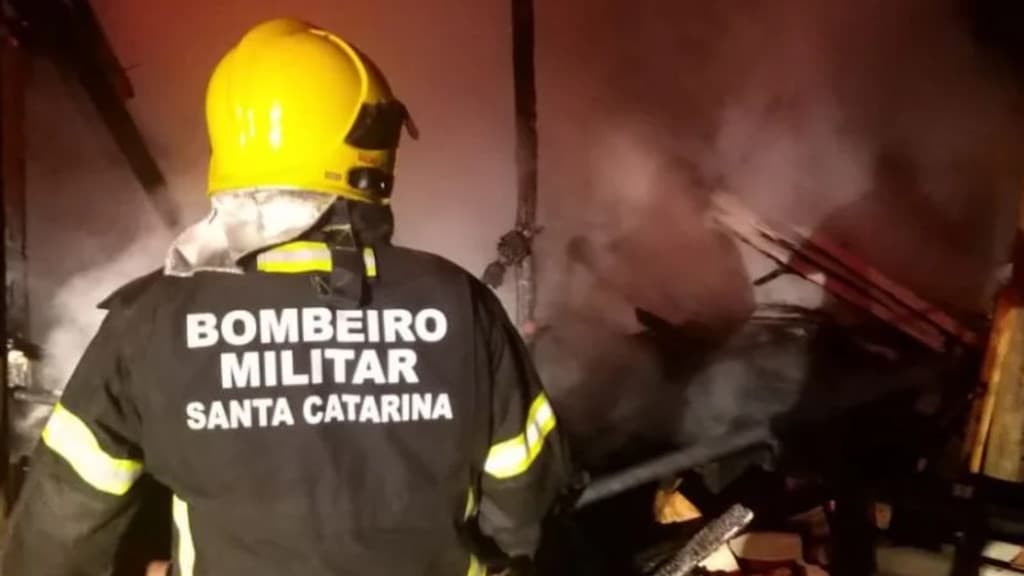 Incêndio em “barraco” de madeira mata idoso de 66 anos