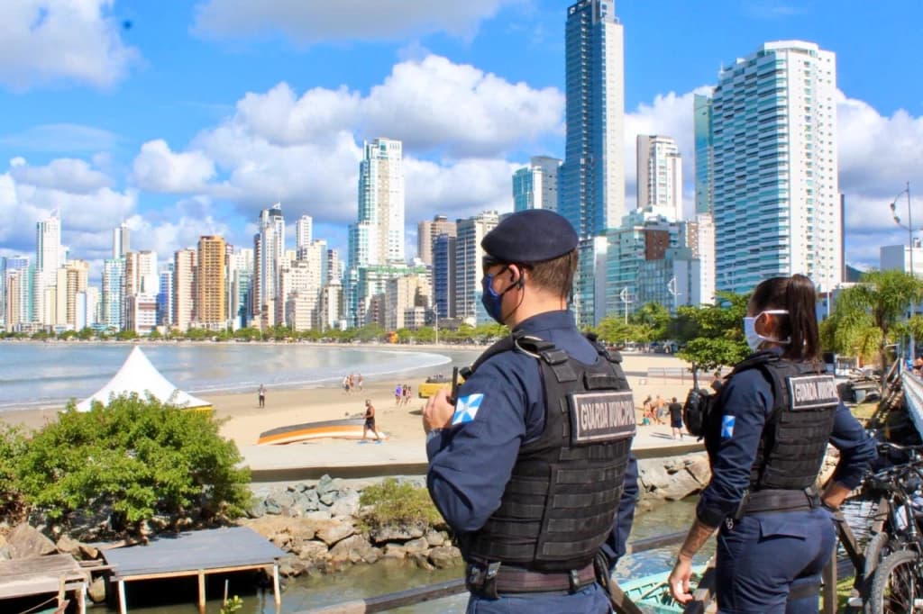 Mulher tenta sequestrar criança que brincava na praia em Balneário Camboriú