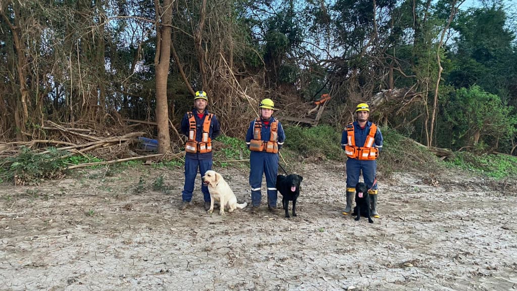 Bombeiros de Santa Catarina encontram vítima das enchentes no Rio Grande do Sul