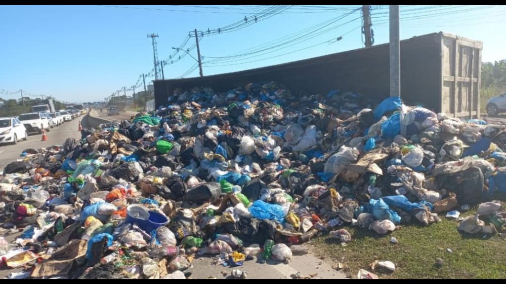 Trabalhador fica gravemente ferido após caminhão tombar com carga de lixo