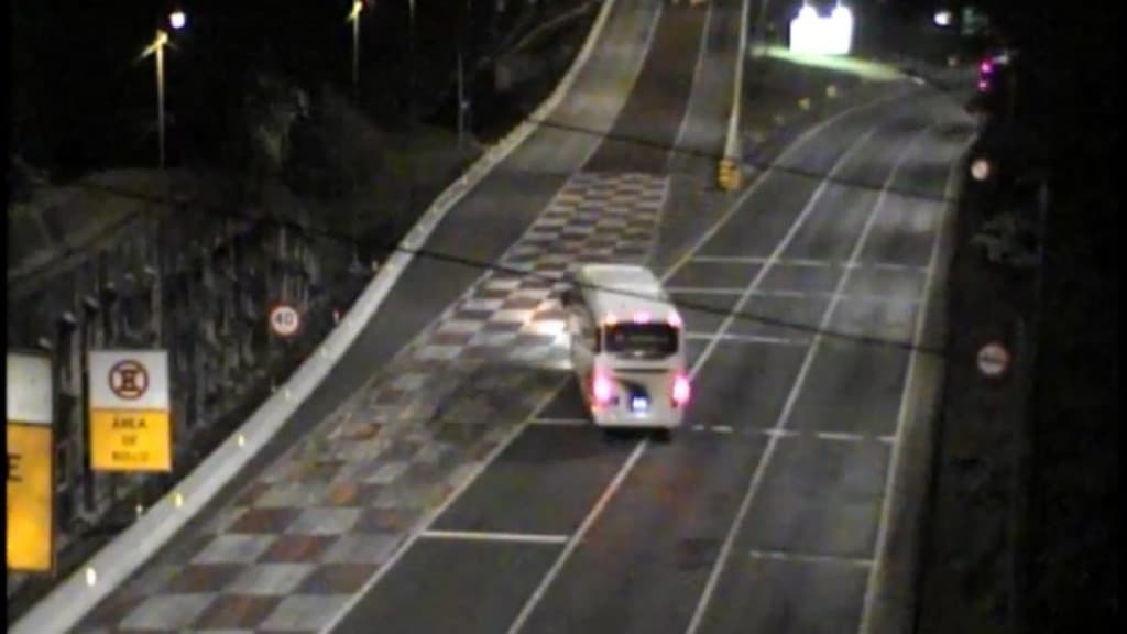 Ônibus com 28 pessoas fica sem freio e motorista usa área de escape na BR-376 entre PR e SC