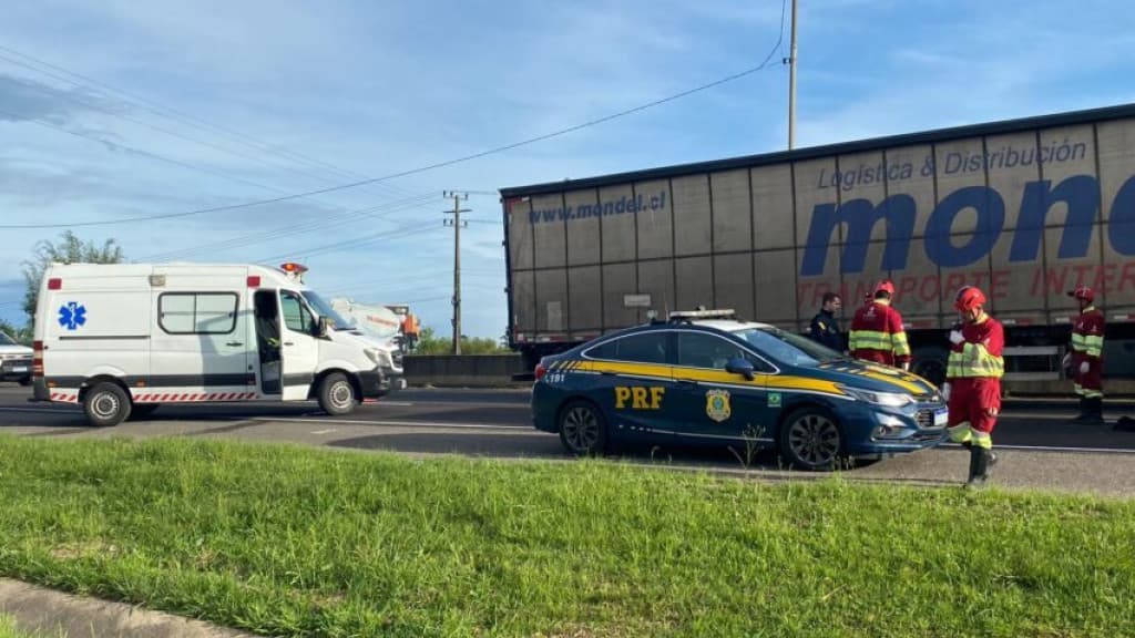Mulher morre atropelada por carreta na BR-101