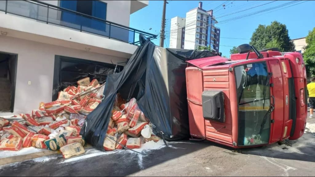 Caminhão sem controle atropela o próprio condutor