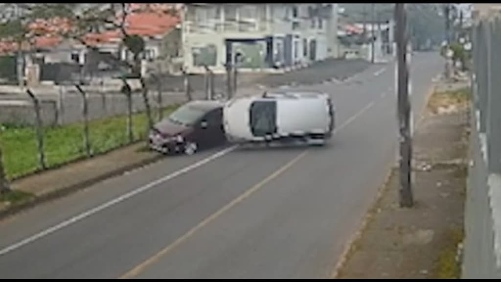 Motorista perde controle, colide contra veículo estacionado e capota em Joinville