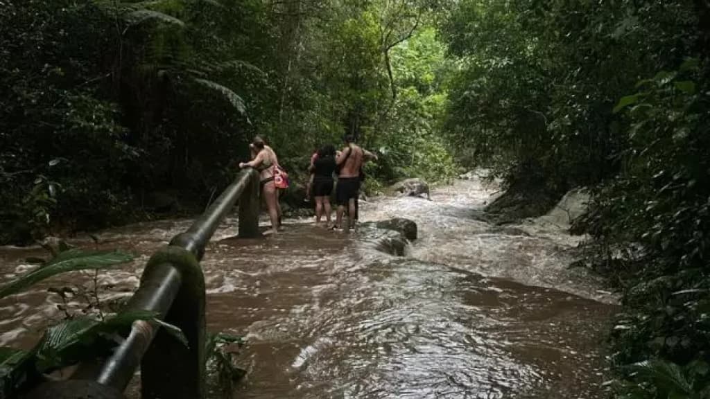 Cabeça d”água deixa turistas ilhados em cachoeira de Florianópolis
