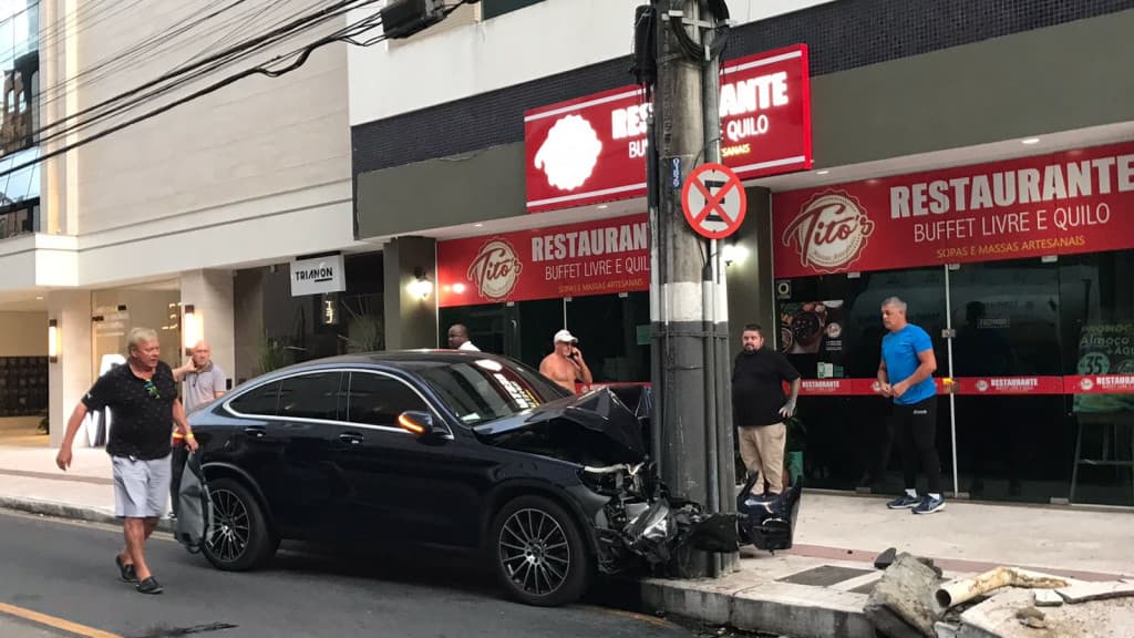 Motorista “crava” carro de luxo em poste e foge após acidente, em Balneário Camboriú