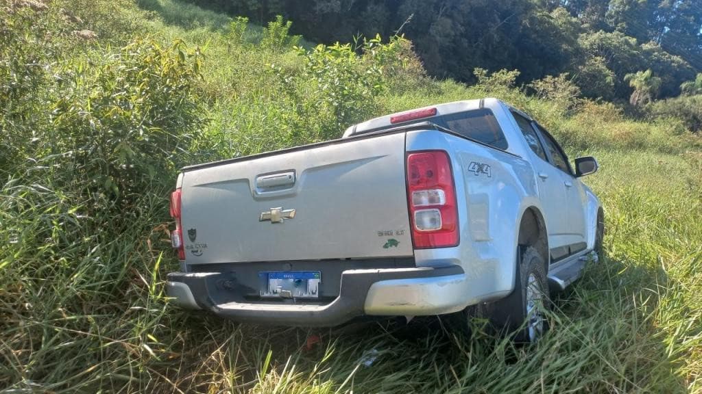 Automóvel com placas de Tijucas é abandonado após acidente na SC-410