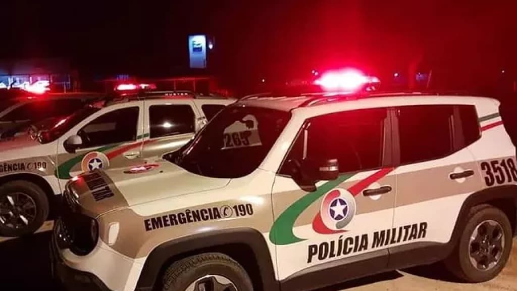 Marido bêbado agride esposa e a ameaça de morte em frente aos filhos