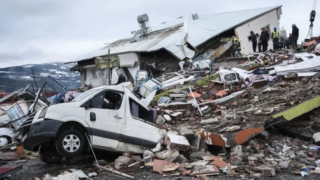 Terremoto na Turquia e na Síria supera 5 mil mortos