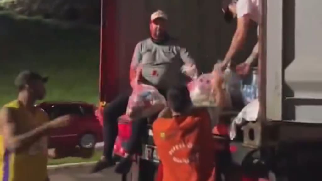 “Não tinha mais 1 kg de feijão ou arroz”: carreta com doações de SC traz alívio para cidade inteira no Rio Grande do Sul