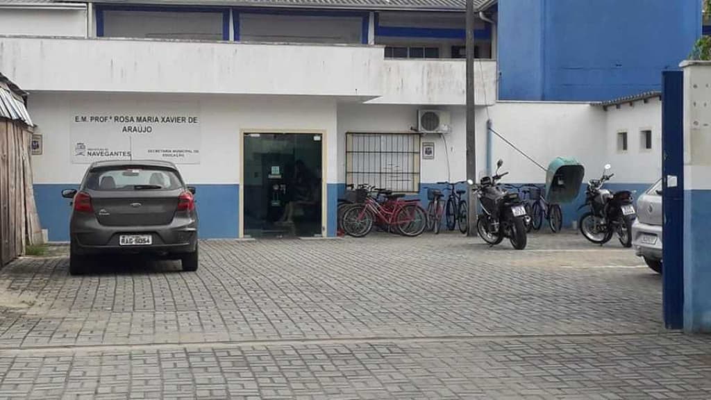 Criança de 10 anos quase é esfaqueada ao separar briga em frente a escola em SC
