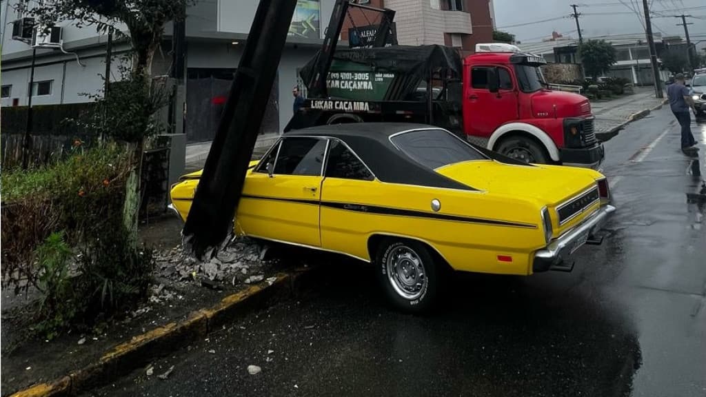Motorista perde controle de Dodge Charger e bate em poste