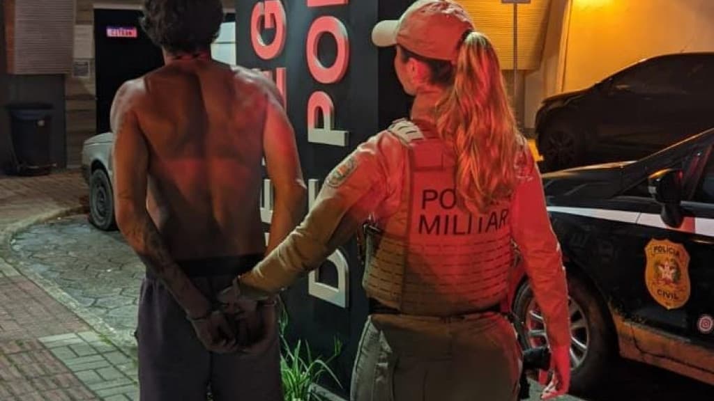Homem é preso após ameaçar esposa e causar danos no apartamento onde vivem em Bombinhas