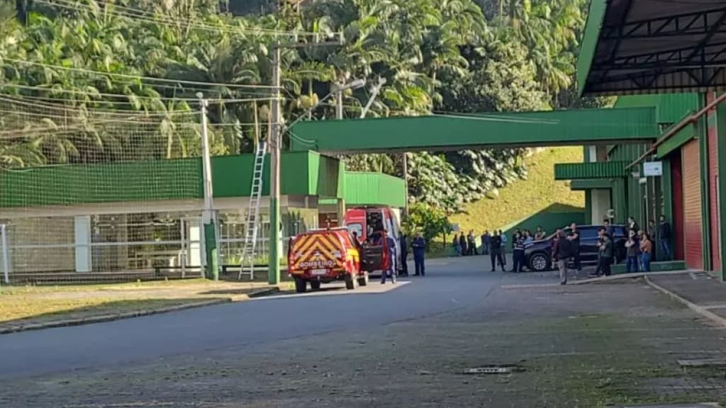 Homem sobrevive após choque elétrico de  23 mil volts seguido de queda de 6 metros
