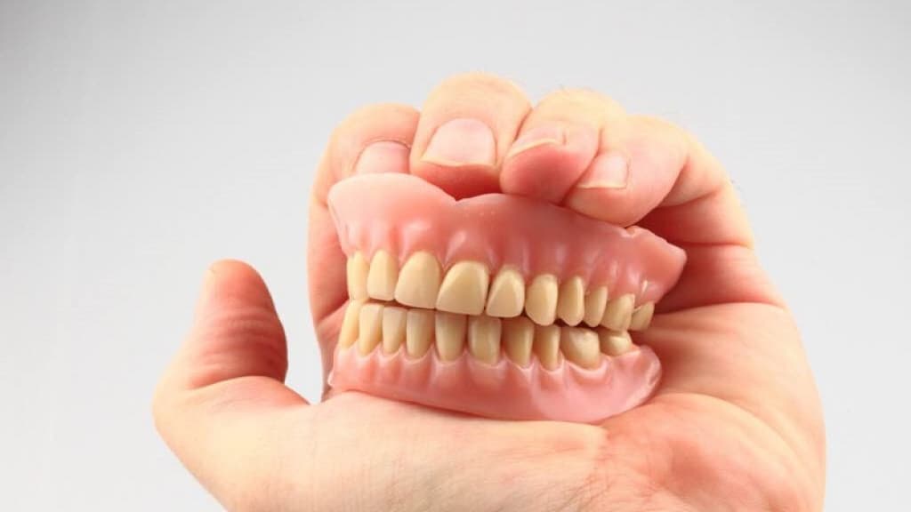 Ciclista que quebrou os dentes ao cair em buraco não sinalizado vai ganhar dentadura