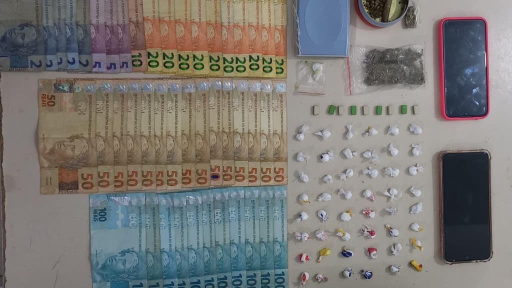 Mulher é presa por tráfico de drogas em beco de Porto Belo
