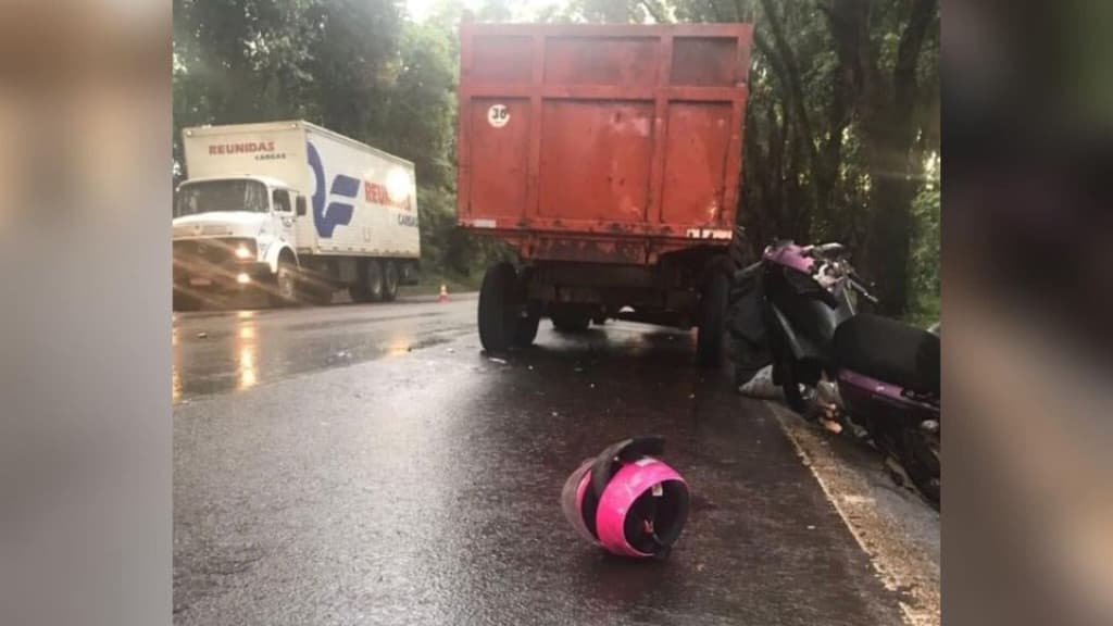 Mulher morre após colisão entre moto e trator na BR-282