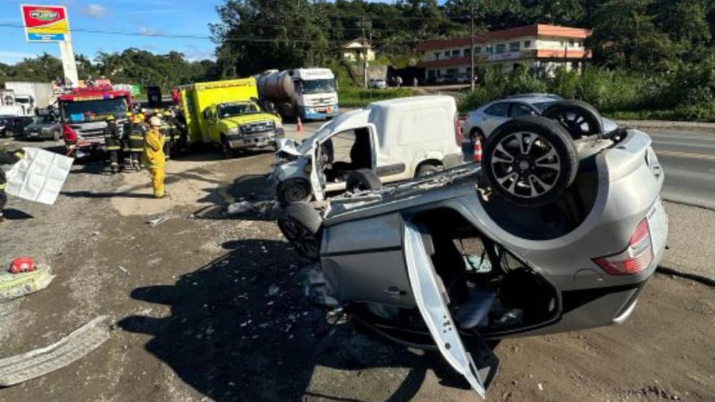 Colisão frontal entre dois veículos deixa feridos na BR-470, em Indaial
